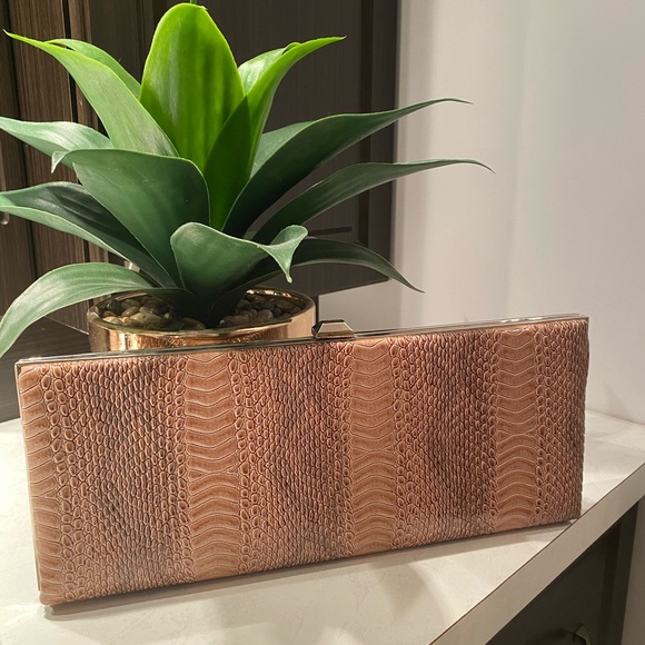 4 Clutch purses perfect for the season ! - Picture 5 of 5